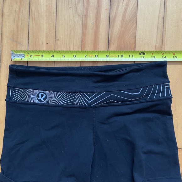 Lululemon Groove Shorts Black Athletic Size 8 Geometric Waistband Logo - Picture 5 of 5